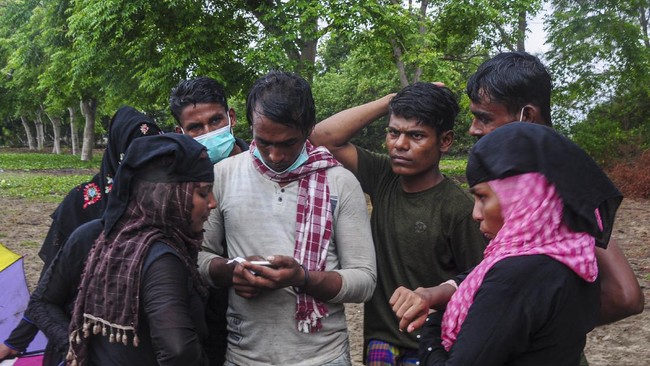 Pengungsi Rohingnya mengaku membayar US$1.000 atau sekitar Rp15,5 juta untuk bisa diselundupkan dari Myanmar ke Indonesia.