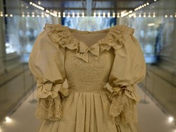 Gaun Pengantin Mendiang Putri Diana Dipamerkan di Publik