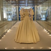 Kisah Miris, Perempuan Yang Datang ke Pemakaman Calon Suami dengan Gaun Pengantin