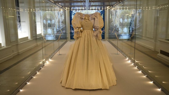 Kisah Miris, Perempuan Yang Datang ke Pemakaman Calon Suami dengan Gaun Pengantin