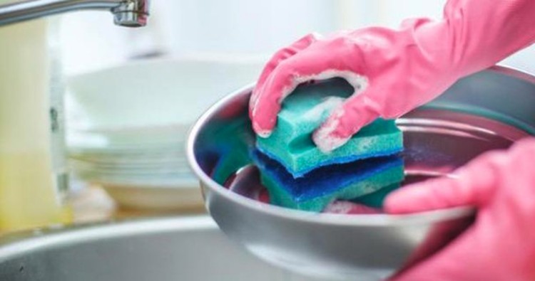 TIPS AMPUH LAINNYA BERSIHKAN KARAT PADA BESI Sering menemukan peralatan dapur berkarat seperti pisau, gunting, atau spatula besi yang lama tak terpakai? Coba yuk hilangkan karatnya, Bunda.