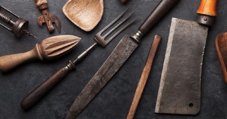 Sering menemukan peralatan dapur berkarat seperti pisau, gunting, atau spatula besi yang lama tak terpakai? Coba yuk hilangkan karatnya, Bunda.