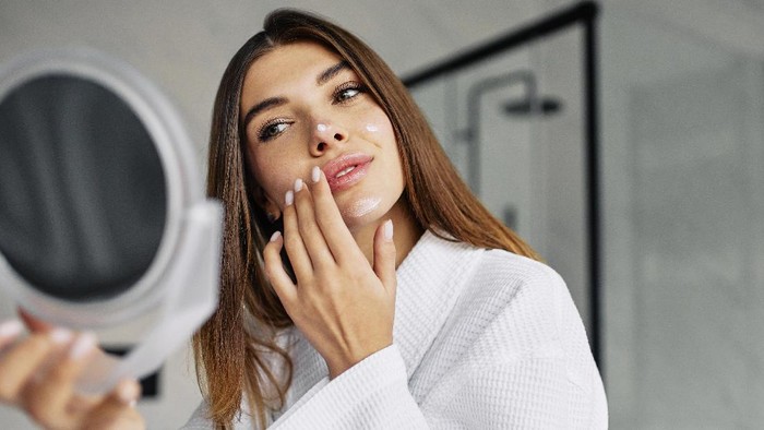 Sudah Terlanjur Over Exfoliating, 4 Cara Memperbaiki Kulit Agar Kembali Baik dan Sehat Ini Bisa Kamu Lakukan