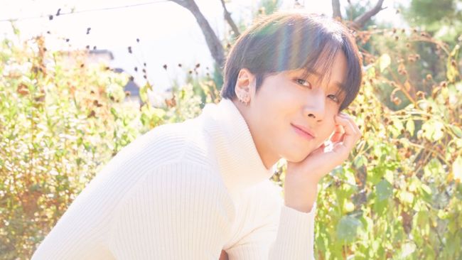 Ravi meminta maaf kepada seluruh member girl group Red Velvet yang disinggung dalam lirik lagu di mini album Roses.