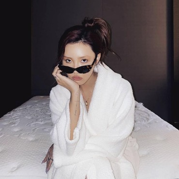 Hwasa MAMAMOO Dilirik Gabung di P Nation