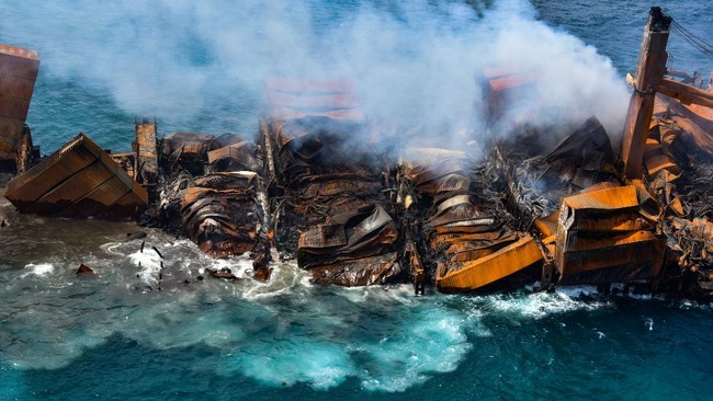 FOTO: Kapal Kargo Kimia Terbakar dan Tenggelam di Sri Lanka