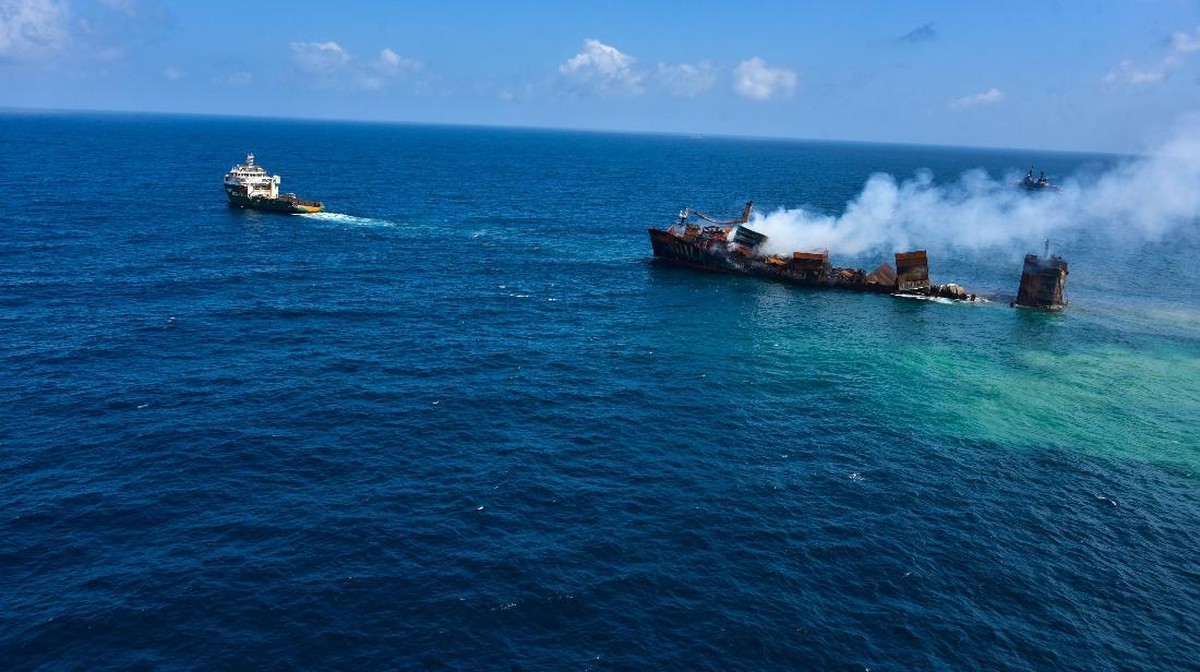 FOTO: Kapal Kargo Kimia Terbakar dan Tenggelam di Sri Lanka