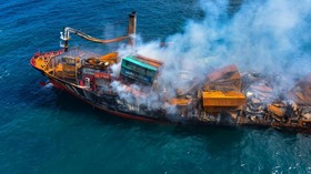 FOTO: Kapal Kargo Kimia Terbakar dan Tenggelam di Sri Lanka