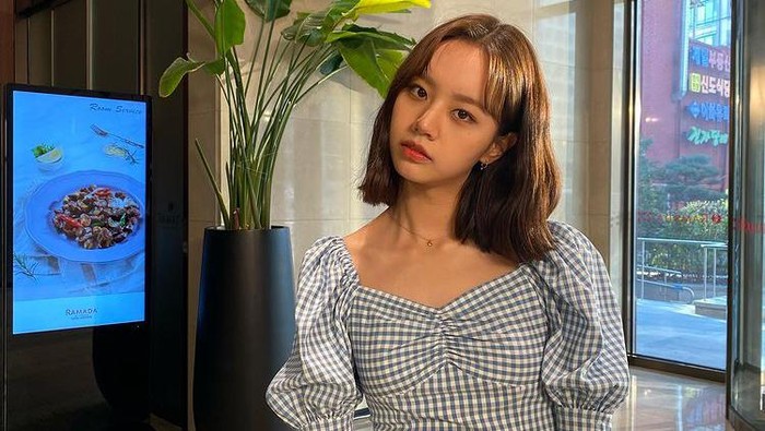 Inspirasi OOTD dari Tampilan Outfit Lee Hyeri di My Roomate Is Gumiho, Chic and Stylish!