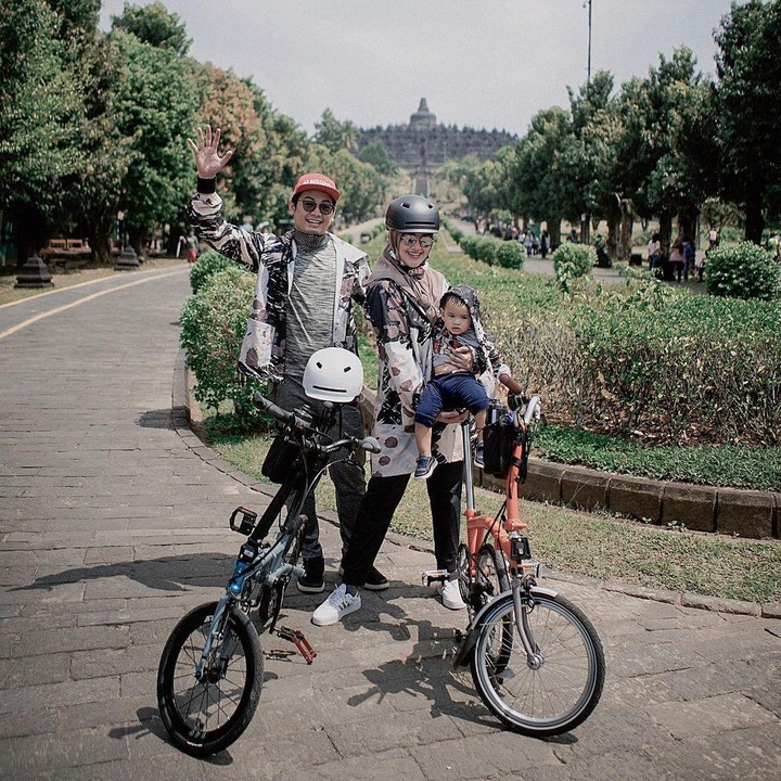<p>Saat mengunjungi Candi Borobudur di Magelang, Lisya dan Tommy turut mengajak Si Kecil bersepeda. Menggemaskan banget ya, Bunda? (Foto: Instagram: @lisyanurrahmii)</p>