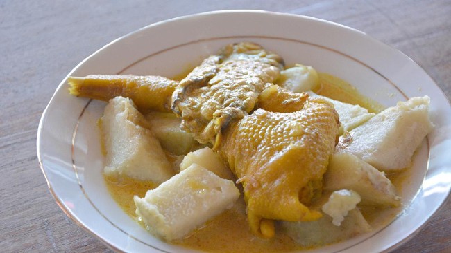 Cerita 'Kencing' di Asal Usul Nama Lontong Tuyuhan Lontong tuyuhan merupakan kuliner tradisional Indonesia yang berasal dari desa Tuyuhan, Rembang. Ini sejarah unik di balik lontong tuyuhan.