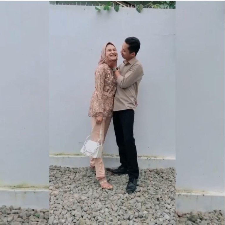 Mantan Nadya Mustika Pamer Kemesrran Mantan kekasih Nadya Mustika sempat dikira jadi korban tikung Rizky DA, namun kini ia telah berbahagia. Yuk kita intip potretnya!