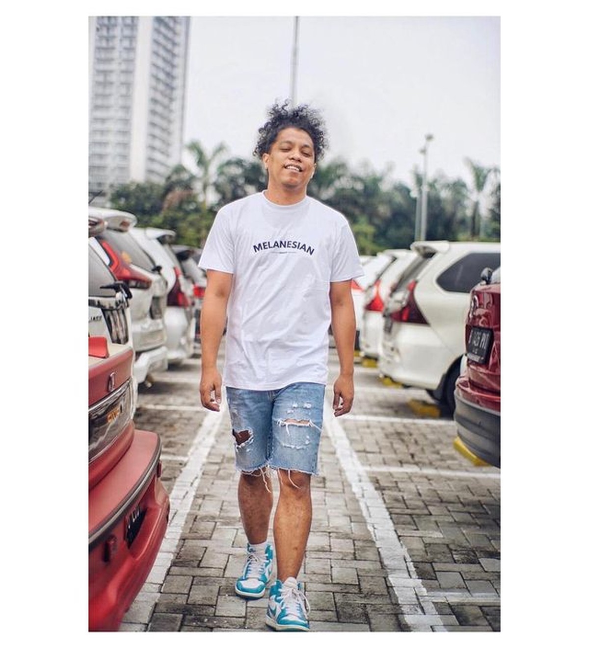 Kritikan Arie Kriting terhadap pemilihan Nagita Slavina sebagai ikon PON Papua XX menuai pro dan kontra&period; Yuk kita intip potret Arie&excl;