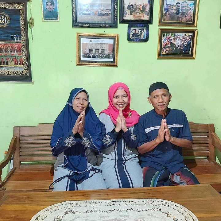 <p>Bunda ingat dengan Raeni? Alumni Universitas Negeri Semarang ini menjadi sorotan karena ia diantar wisuda oleh bapaknya menggunakan becak dari Kendal ke Semarang pada 2014 lalu. (Foto: Instagram @raeni_raeni)</p>