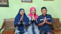 <p>Bunda ingat dengan Raeni? Alumni Universitas Negeri Semarang ini menjadi sorotan karena ia diantar wisuda oleh bapaknya menggunakan becak dari Kendal ke Semarang pada 2014 lalu. (Foto: Instagram @raeni_raeni)</p>