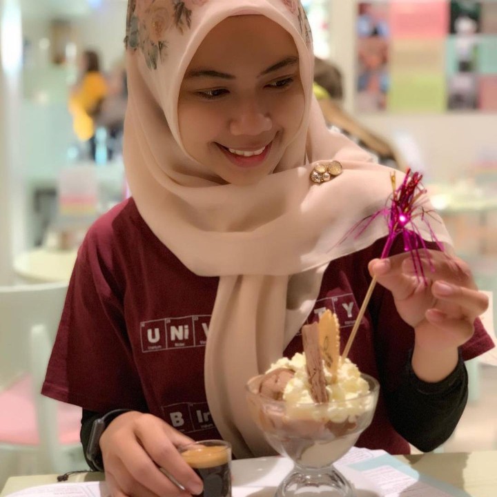 <p>Jerih payahnya berhasil mengantarkan Raeni ke jenjang pendidikan selanjutnya. Ia mendapat Beasiswa Lanjutan Magister ke Doktoral LPDP, Kementerian Keuangan RI untuk studi S2 di University of Birmingham, Inggris. (Foto: Instagram @raeni_raeni)</p>