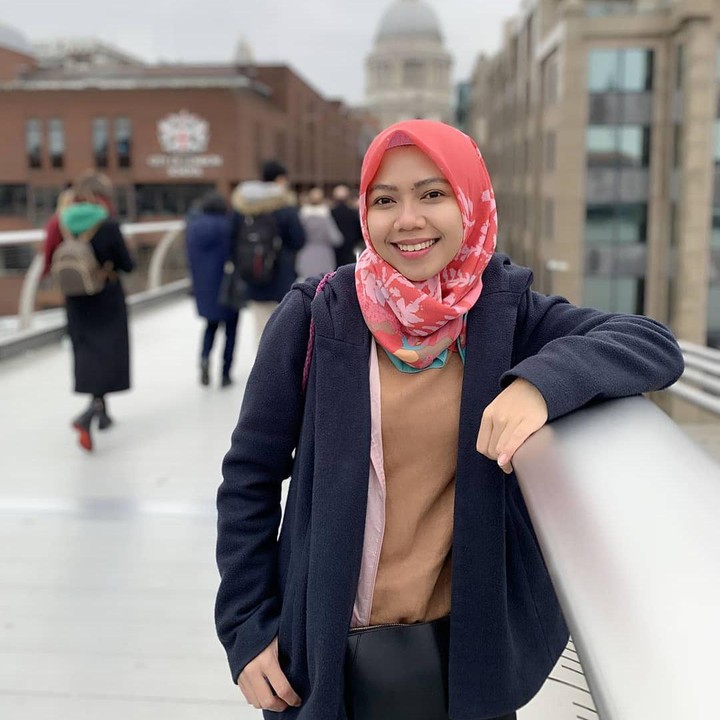 <p>Tak hanya itu, Raeni juga berhasil membuat banyak orang kagum dengan prestasinya, lho. Ini karena ia berhasil lulus sarjana dengan nilai Indeks Prestasi Kumulatif (IPK) 3,96. Nyaris sempurna, Bunda. (Foto: Instagram @raeni_raeni)</p>