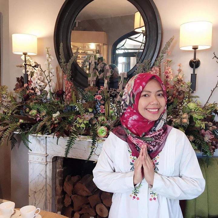 <p>Saat ini Raeni disibukkan dengan berbagai kegiatan riset budaya. Meski Inggris masih dilanda pandemi COVID-19, hal itu tak menyurutkan semangatnya untuk menimba ilmu. "<em>Ternyata banyak kesempatan yang bisa di optimalkan seperti mengikuti beberapa kelas tambahan, seminar, networking, menghadiri konferensi, plus dapat kesempatan utk presentasi progress riset di ESC CSEAR North America yg seharusnya dilaksanakan di Kanada,</em>" tulisnya, dikutip dari akun Instagram @raeni_raeni. (Foto: Instagram @raeni_raeni)</p>