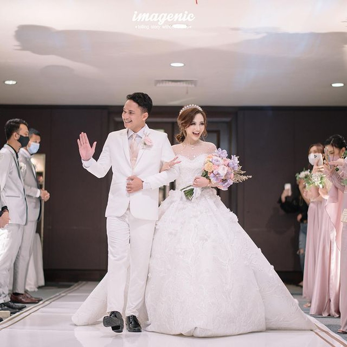 Resepsi mewah pernikahan seorang selebgram yang merangkap jadi beauty vlogger bernama Nanda Arsynta viral&period; Yuk kita intip&excl;