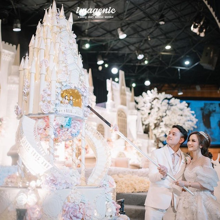 Resepsi Pernikahan Selebgram Nanda Arsynta Resepsi mewah pernikahan seorang selebgram yang merangkap jadi beauty vlogger bernama Nanda Arsynta viral. Yuk kita intip!
