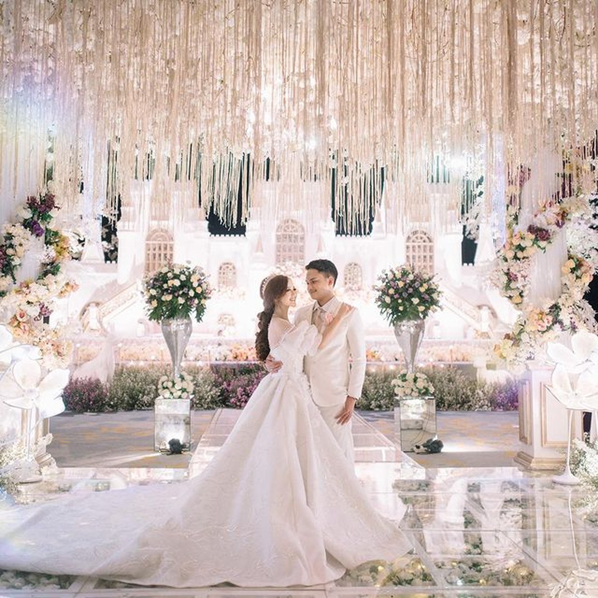 Resepsi mewah pernikahan seorang selebgram yang merangkap jadi beauty vlogger bernama Nanda Arsynta viral&period; Yuk kita intip&excl;