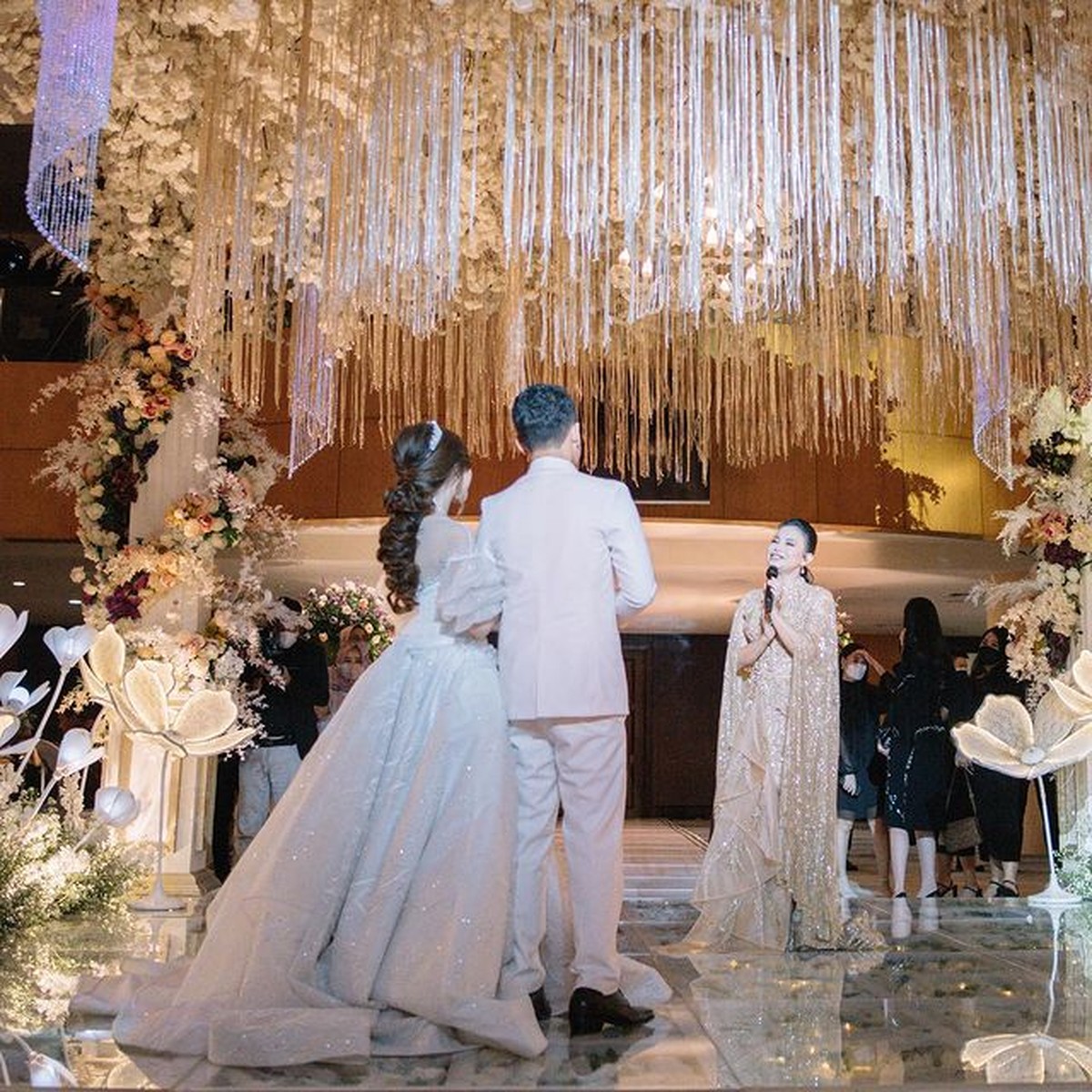 Resepsi mewah pernikahan seorang selebgram yang merangkap jadi beauty vlogger bernama Nanda Arsynta viral&period; Yuk kita intip&excl;