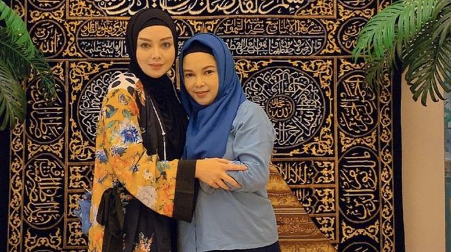 Kakak Terry Putri, Dewi Oktaviana Enani Putri, meninggal dunia setelah sempat kritis akibat Covid-19.