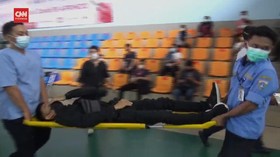 VIDEO: Seorang Pria Pingsan Saat Tunggu Giliran Divaksin