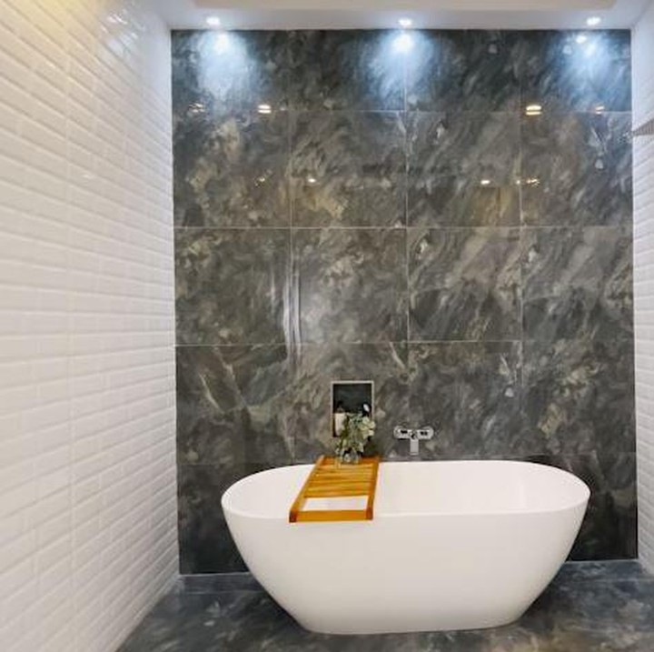 <p>Wirda Mansur juga memiliki kamar mandi yang terlihat fancy. Terlihat dalam gambar, kamar mandinya dilengkapi bathtub dan shower yang tak kalah aestetik. (Foto: YouTube Wirda Mansur)</p>