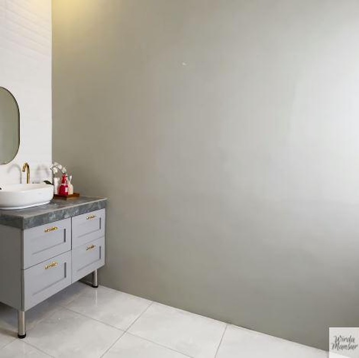 <p>Kamar mandinya tampak luas, Bunda. Wirda memilih warna putih dan abu-abu untuk membuatnya tampak lebih elegan. (Foto: YouTube Wirda Mansur)</p>