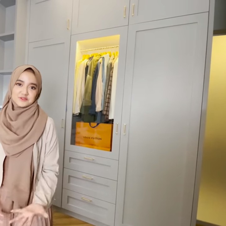 <p>Tak hanya itu, dalam kamar Wirda Mansur juga terdapat ruang wardrobe. Bagian ini hanya dipisahkan oleh rak yang diisi berbagai koleksi bukunya. (Foto: YouTube Wirda Mansur)</p>