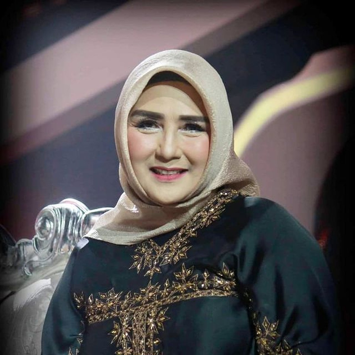 Pernah jadi artis dengan bayaran termahal&comma; kini Yati Octavia jualan martabak dan bebek goreng&period; Yuk kita lihat bagaimana penampakannya&excl;