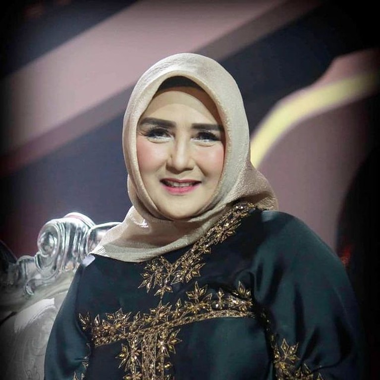 Yati Octavia Pernah jadi artis dengan bayaran termahal, kini Yati Octavia jualan martabak dan bebek goreng. Yuk kita lihat bagaimana penampakannya!