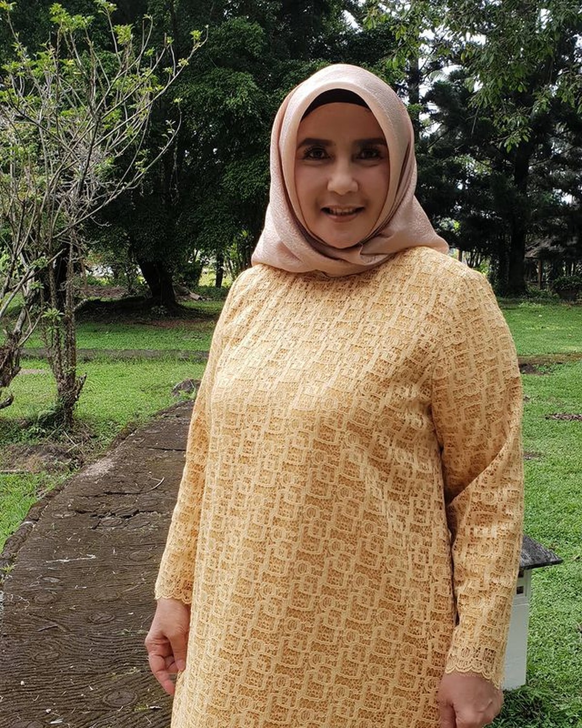 Pernah jadi artis dengan bayaran termahal&comma; kini Yati Octavia jualan martabak dan bebek goreng&period; Yuk kita lihat bagaimana penampakannya&excl;