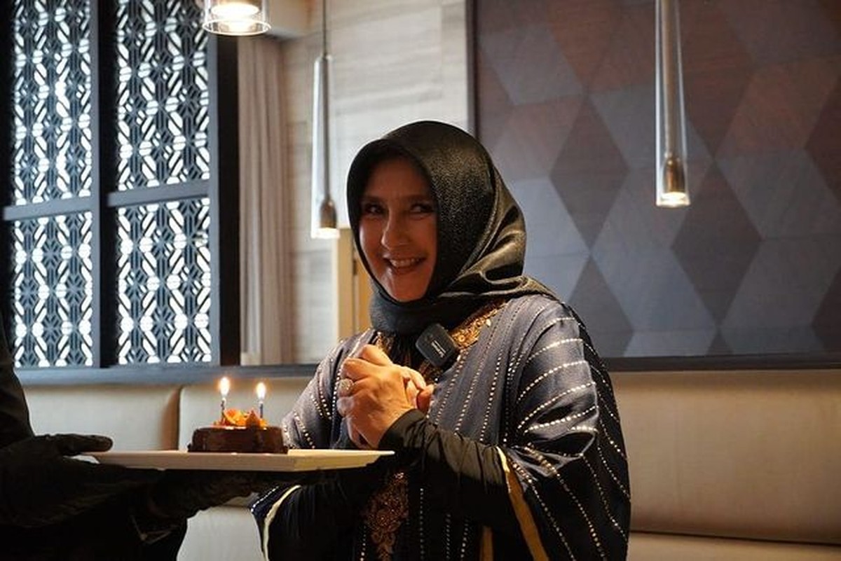 Pernah jadi artis dengan bayaran termahal&comma; kini Yati Octavia jualan martabak dan bebek goreng&period; Yuk kita lihat bagaimana penampakannya&excl;