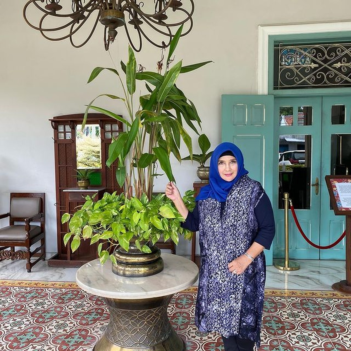 Pernah jadi artis dengan bayaran termahal&comma; kini Yati Octavia jualan martabak dan bebek goreng&period; Yuk kita lihat bagaimana penampakannya&excl;