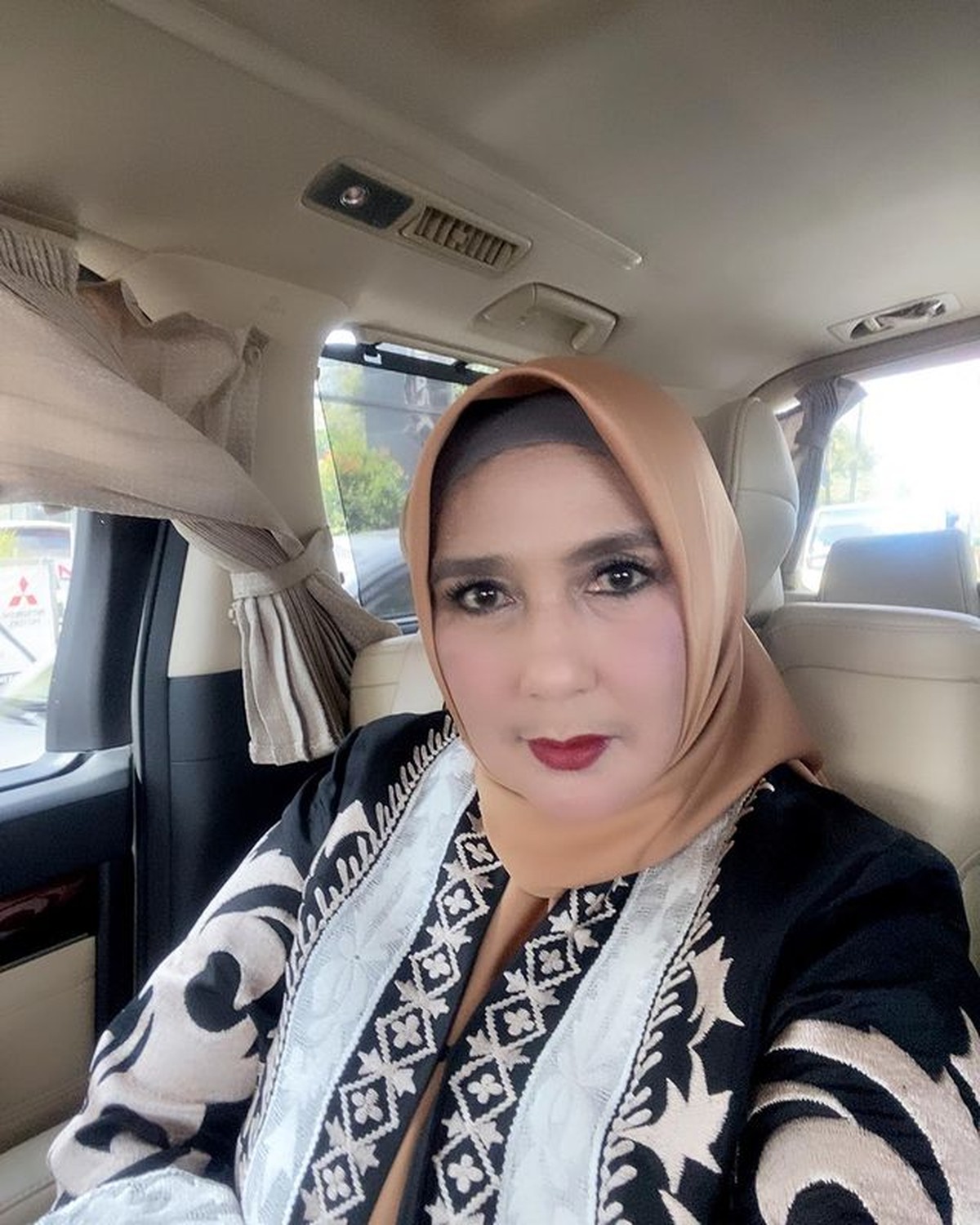 Pernah jadi artis dengan bayaran termahal&comma; kini Yati Octavia jualan martabak dan bebek goreng&period; Yuk kita lihat bagaimana penampakannya&excl;