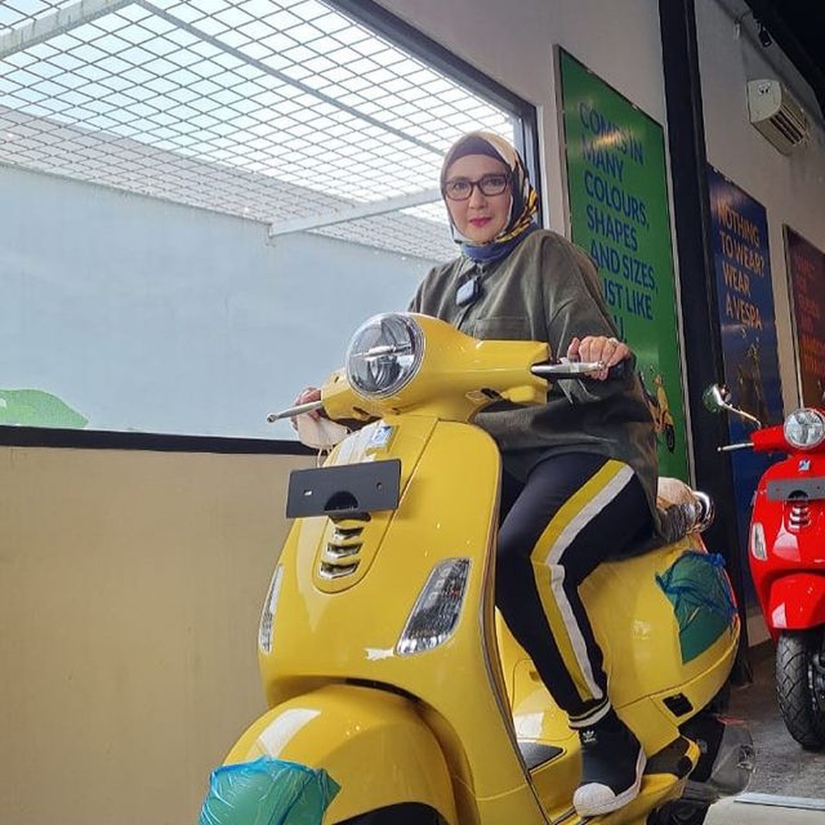 Pernah jadi artis dengan bayaran termahal&comma; kini Yati Octavia jualan martabak dan bebek goreng&period; Yuk kita lihat bagaimana penampakannya&excl;