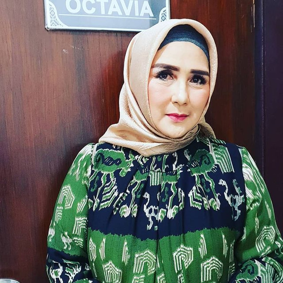 Pernah jadi artis dengan bayaran termahal&comma; kini Yati Octavia jualan martabak dan bebek goreng&period; Yuk kita lihat bagaimana penampakannya&excl;