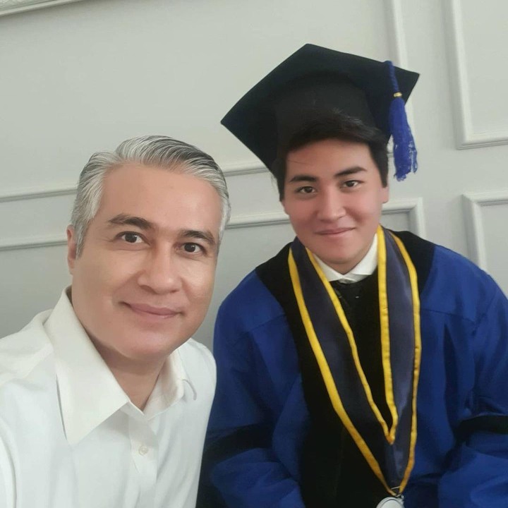 <p>Nah, ini foto bersama sang ayah, Adjie Pangestu, saat Rafi wisuda sarjana pada September 2020. Selain Adjie, Annisa dan Sultan Djorghi juga hadir dan pose bersama, Bunda. (Foto: Instagram @adjiepangestu)</p>