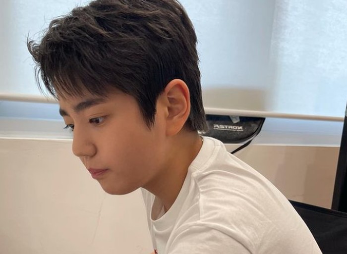 Beberapa waktu lalu, netizen terkejut dengan transformasi Kim Kang Hoon yang sudah beranjak remaja. Banyak yang memuji ketampanannya. Ia bahkan diramal akan menjadi aktor besar ketika dewasa nanti / foto: instagram.com/kanghoon.juwon