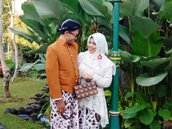 3 Kisah Unik Bertemu Jodoh, Ada yang Berawal dari Telepon Salah Sambung