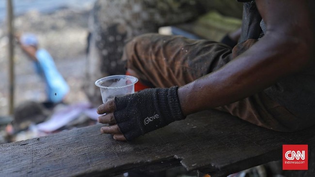 Pemulung berusia 60 tahun yang sedang mengambil botol bekas di Palmerah, Jakbar, terkena peluru nyasar yang dilepaskan pria yang terlibat cinta segitiga.