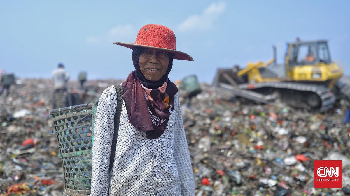 FOTO: Gunung Sampah dan Para Pencari Rupiah