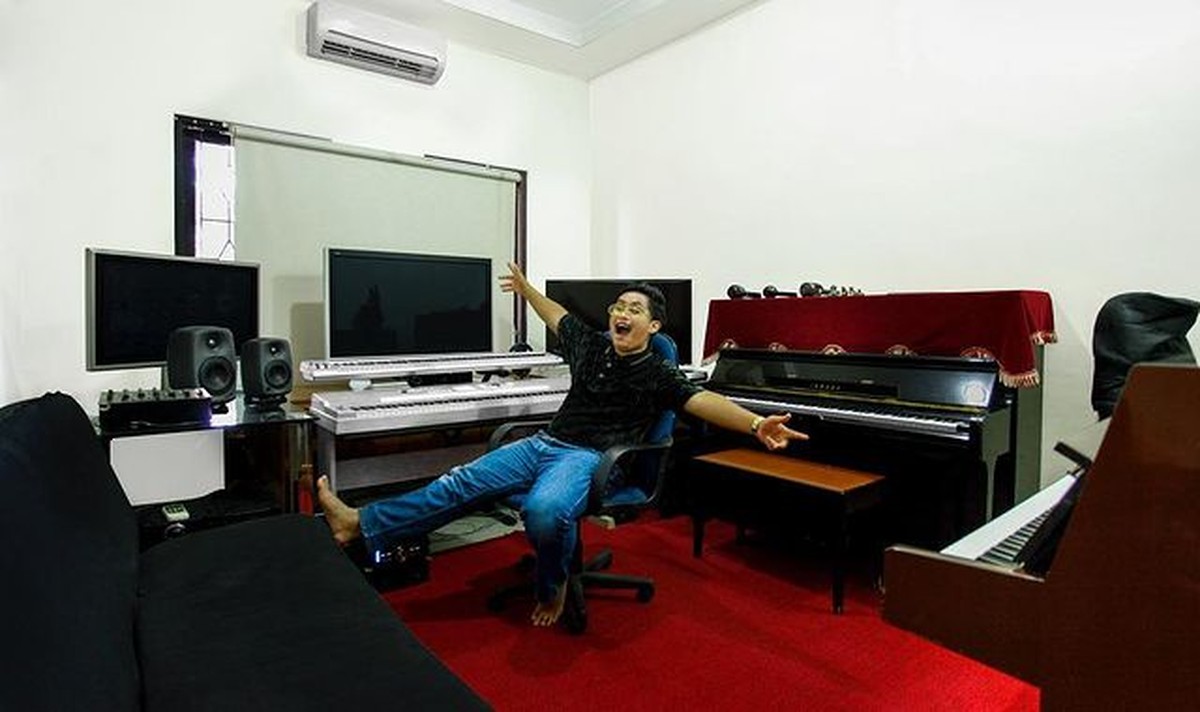 Ian Wibowo kekasih Barbie Kumalasari yang merupakan seorang berondong berusia 18 tahun dan bukan orang biasa&period; Yuk kita intip sosoknya&excl;