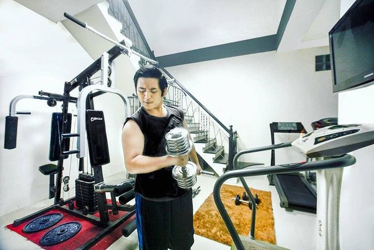 Ian Wibowo kekasih Barbie Kumalasari yang merupakan seorang berondong berusia 18 tahun dan bukan orang biasa&period; Yuk kita intip sosoknya&excl;