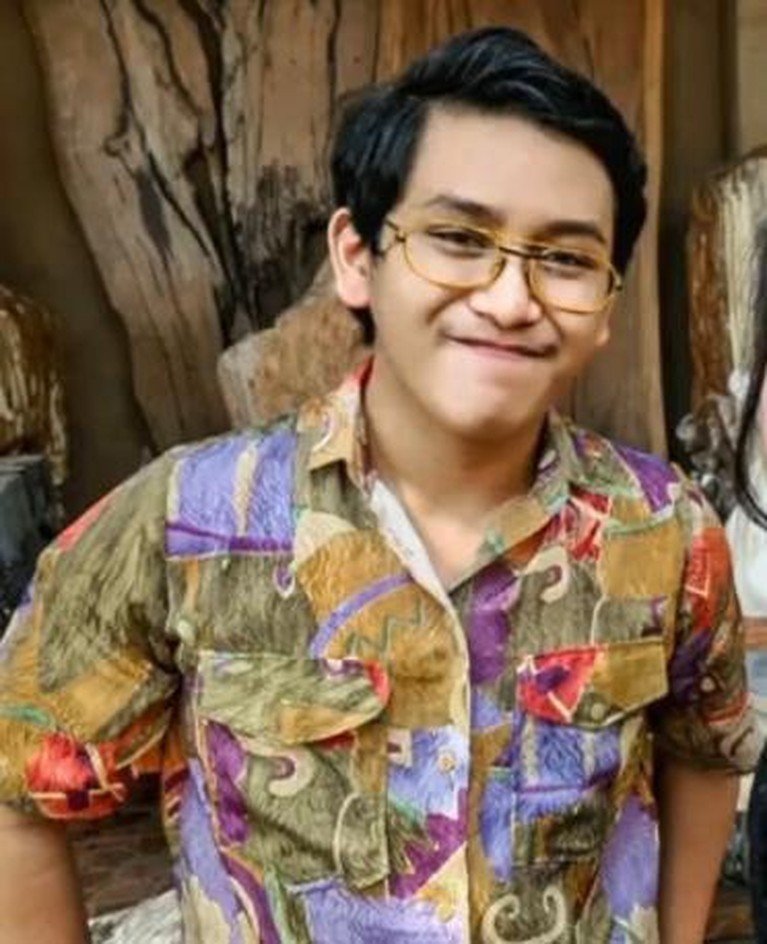Ian Wibowo kekasih Barbie Kumalasari yang merupakan seorang berondong berusia 18 tahun dan bukan orang biasa. Yuk kita intip sosoknya!