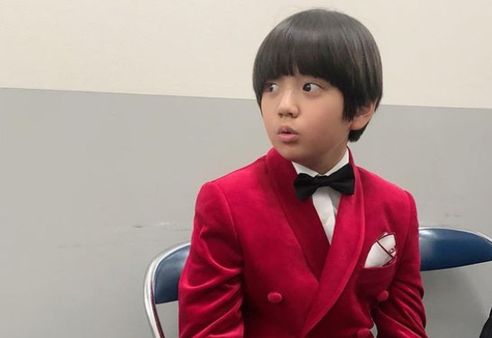 Kim Kang Hoon pernah mengejutkan publik. Tanpa ragu, ia terang-terangan bilang kalau dirinya memiliki pacar yang secantik Irene Red Velvet. Sontak, netizen semakin gemas dengan tingkah bocah ini / foto: instagram.com/kanghoon.juwon