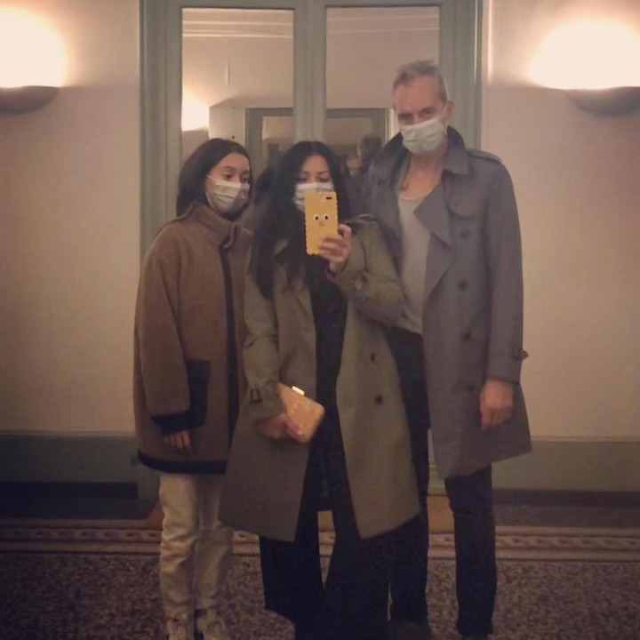 <p>Saat dalam potret yang sama, ketiganya selalu tampil kompak, Bunda. Terlihat seperti <em>family goals</em>, ya?(Foto: Instagram @anggun_cipta)</p>