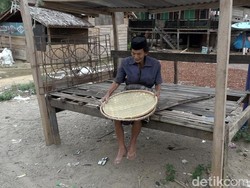 Kisah Kakek Tabelo di Polman Puluhan Kilometer Jalan Kaki Jual Tampah